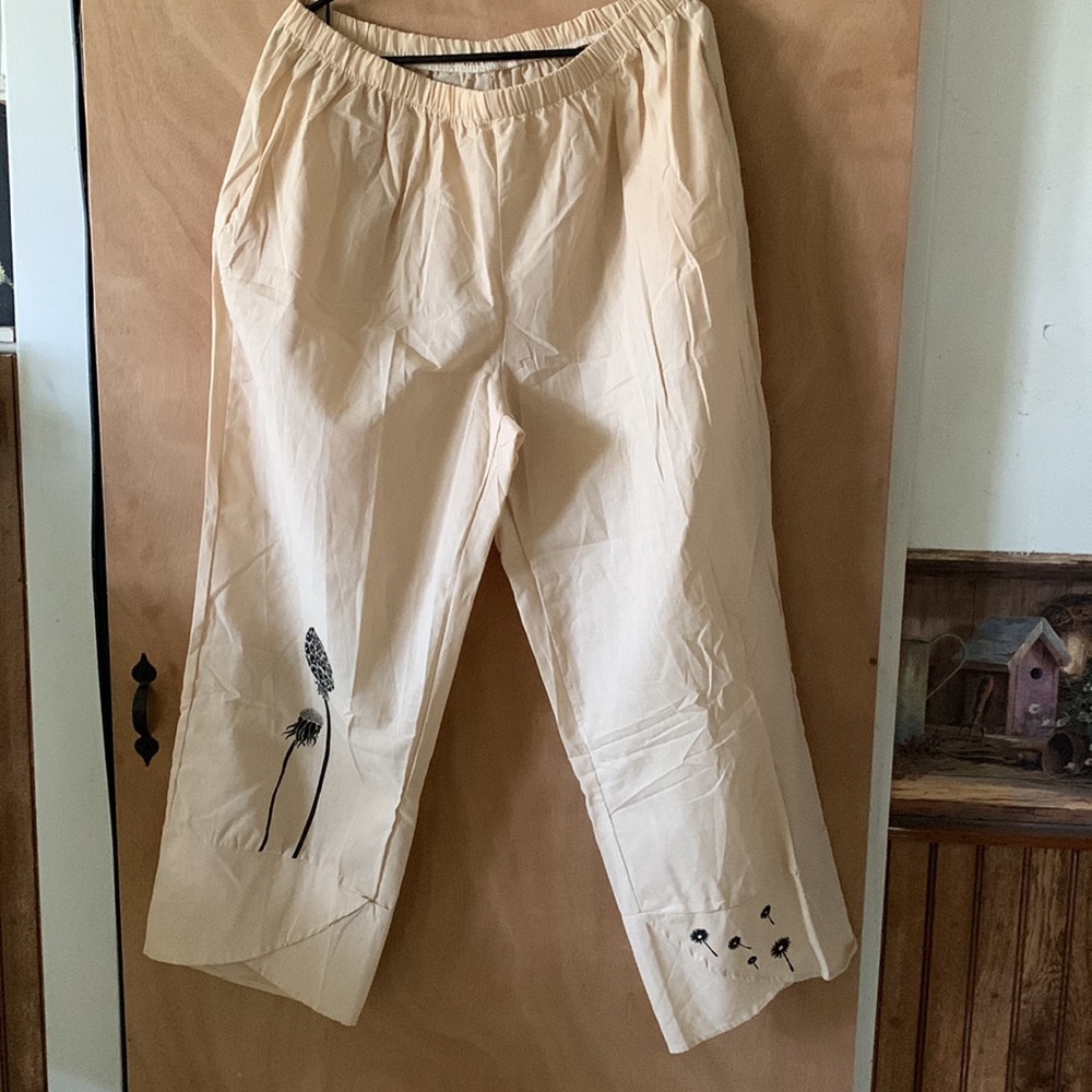NWOT Floral print ankle capris
